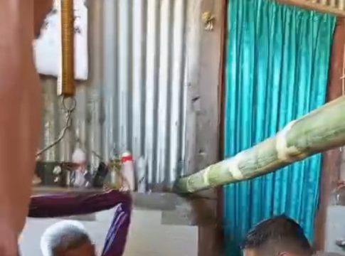 Bhabinkamtibmas Serahkan Bantuan Sembako Untuk Warga Kurang Mampu