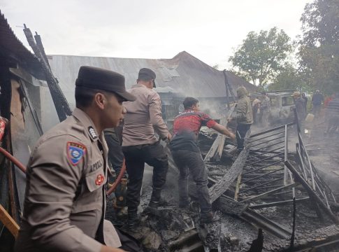 Kebakaran Di Kecamatan Bukit Bener Meriah, Polisi Amankan Lokasi dan Bantu Evakuasi