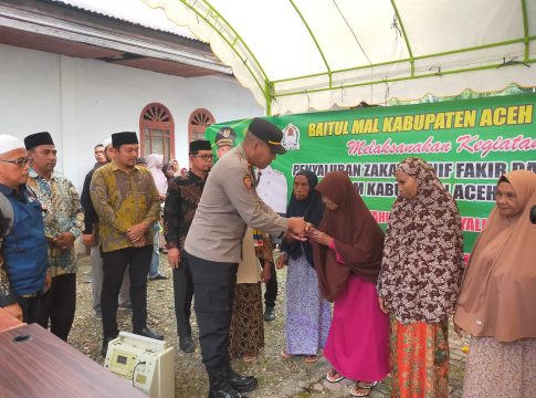 Wujudkan Rasa Aman, Polsek Arongan Lambalek Kawal Penyaluran Zakat dari Baitul Mal ke 489 Warga