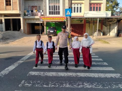 Personel Polsek Peusangan Bantu Anak Sekolah Menyebrang Jalan, Wujud Kepedulian dan Tugas Pelayanan