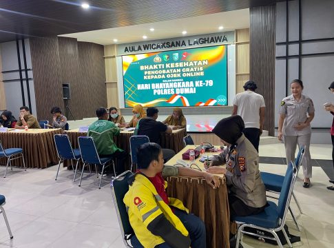 Sambut HUT Bhayangkara, Polres Dumai Beri Pengobatan Gratis hingga Sembako untuk Pengemudi Ojol