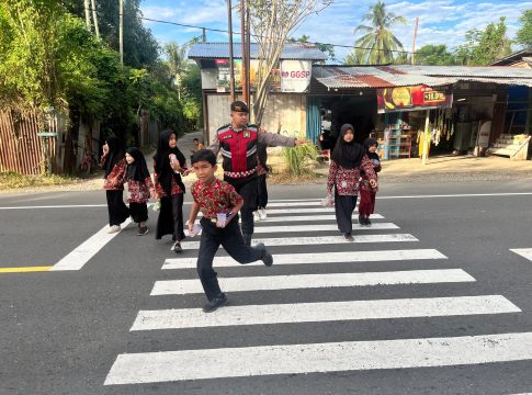 Sigap dan Humanis: Polisi Pidie Jaya Kawal Keselamatan Pagi Masyarakat dan Pelajar