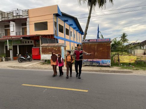 Personel Sat Samapta Polres Abdya Laksanakan Strong Point Pagi Menciptakan Situasi Aman di Jalan Raya