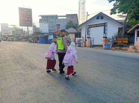 Personel Polsek Peudada Laksanakan Strong Point Pagi Hari di Depan Sekolah dan Pasar