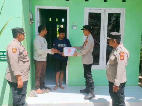 Indahnya Berbagi di Hari Bhayangkara ke-79, Polsek Krueng Sabee Hadirkan Senyum di Tengah Warga Kurang Mampu dengan Salurkan Bantuan Sosial