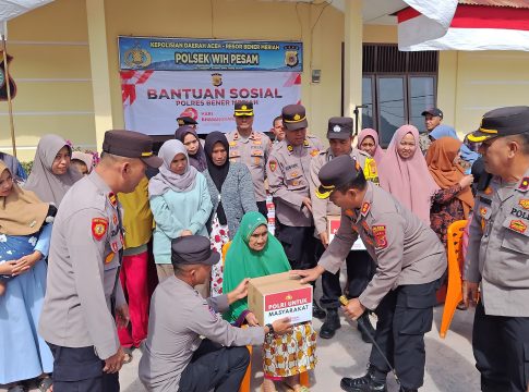 Wujud Kepedulian Polri Dalam Rangka Hari Bhayangkara Ke-79, Kapolres Bener Meriah Serahkan Bantuan Sosial Untuk Masyarakat Kurang Mampu