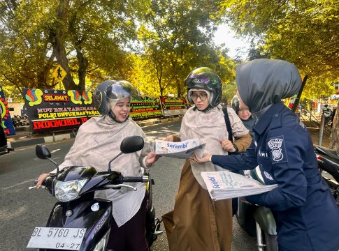 Bidhumas Polda Aceh Bagikan Koran Gratis kepada Masyarakat pada Momen Hari Bhayangkara ke-79