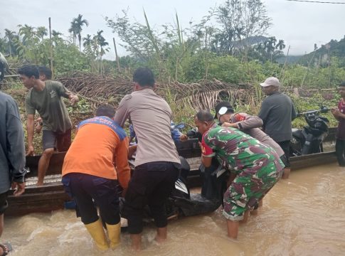 Polres Aceh Selatan Bersinergi dengan TNI dan BPBD, Evakuasi Warga Terdampak Banjir di Kluet Tengah