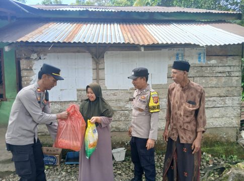 Polsek Labuhanhaji Timur Melaksanakan Jumat Berkah, Salurkan Bantuan Sembako untuk Warga Kurang Mampu