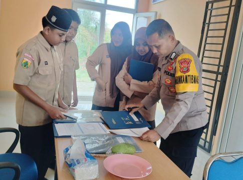 Polsek Teunom Dampingi Siswa SMPN 1 Teunom Daftar ke SMA Kemala Taruna Bhayangkara Tahun Ajaran 2026–2027