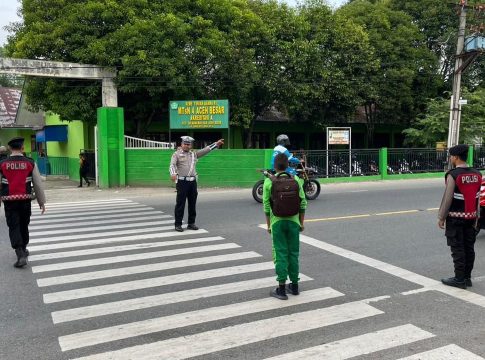 Melalui Strong Point Pagi, Personel Polres Dan Polsek Jajaran Atur Lalu Lintas Dan Bantu Anak Sekolah Menyeberang Jalan