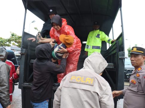 Tanggap Bencana Polres Aceh Tengah Bantu Evakuasi Warga Terdampak Banjir Bandang dan Tanah Longsor