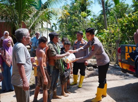 Empati di Tengah Banjir, Kapolres Lhokseumawe Datangi Warga Kuta Meuligo dan Serahkan Bantuan Kemanusiaan