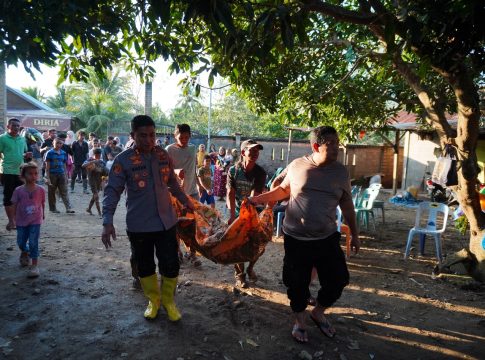 Kapolres Lhokseumawe Pimpin Evakuasi Jenazah Korban Banjir di Pedalaman Aceh Utara