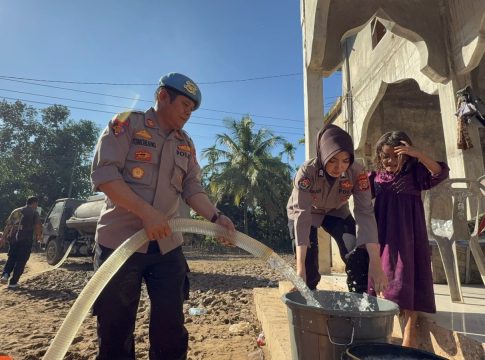 Warga Terharu, Polres Lhokseumawe Salurkan Air Bersih Bertahap ke Tiga Desa Terdampak Banjir di Sawang