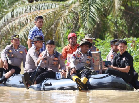 Kapolres Aceh Selatan dan Anggota DPR RI Komisi XIII Salurkan Bantuan untuk Korban Banjir di Trumon