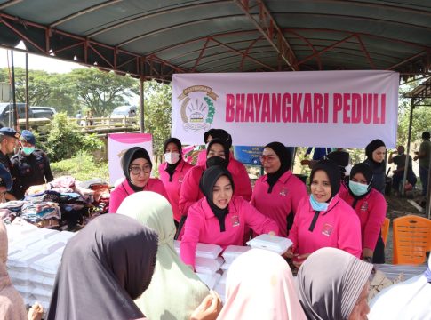 Ketua Bhayangkari Daerah Aceh Tinjau Lokasi Banjir di Pidie Jaya, Salurkan Bantuan untuk Warga Terdampak