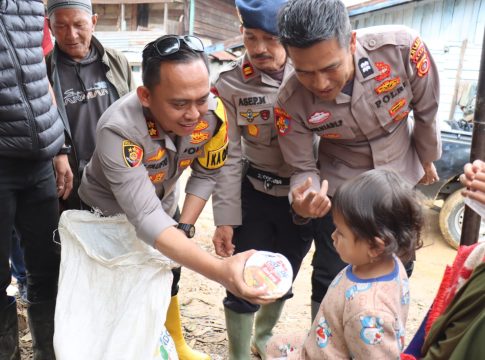 Kapolres Aceh Tengah Salurkan Bantuan Sembako untuk Korban Bencana Alam di Kecamatan Bintang