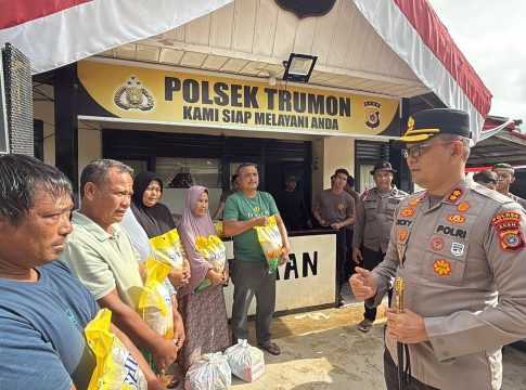 Kapolres Aceh Selatan Berikan Bantuan Sembako untuk Warga Terdampak Banjir di Desa Ladang Rimba Trumon