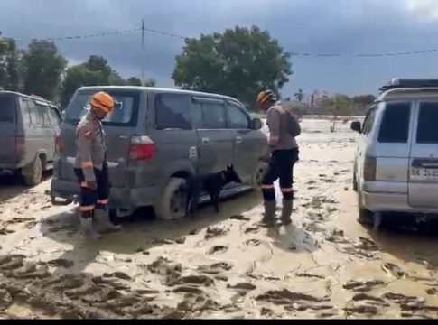 Polda Aceh Kerahkan Anjing Pelacak K-9 Ditpolsatwa Baharkam Polri untuk Bantu Pencarian Korban Banjir di Aceh Tamiang