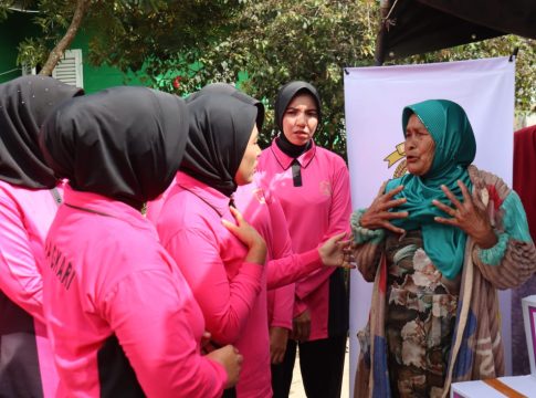Bantuan Ketua Umum Bhayangkari Disalurkan Bhayangkari Cabang Aceh Tengah Kepada Masyarakat Yang Terdampak Bencana Alam
