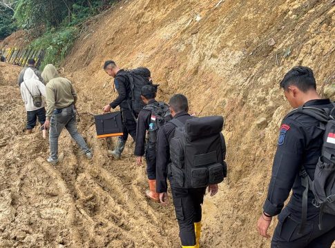 Sisir Lokasi Terisolir Di Bener Meriah, Brimob Polda Aceh Bantu Masyarakat Terdampak Bencana