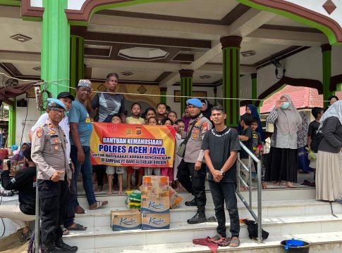 Polres Aceh Jaya Salurkan Bantuan Kemanusiaan bagi Korban Bencana Alam di Bireuen