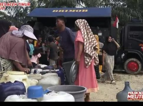 Brimob Bogor Dan Polres Aceh Timur Salurkan Air Bersih Ke Warga Terdampak Banjir