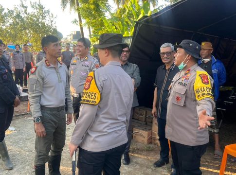 Kapolda Aceh dan Nasir Djamil Tinjau Posko Layanan Kesehatan Gratis Biddokkes di Pidie Jaya