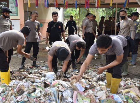 Puluhan Personel Polres Bireuen Bersihkan Sampah dan Lumpur di SD Negeri 2 Kuta Blang Pasca Banjir
