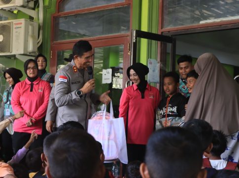 Kunjungan Kapolda Aceh dan Ketua Bhayangkari Aceh Diwarnai Sholawat dan Lantunan Ayat Suci Al-Qur’an oleh Murid SD di Aceh Tamiang