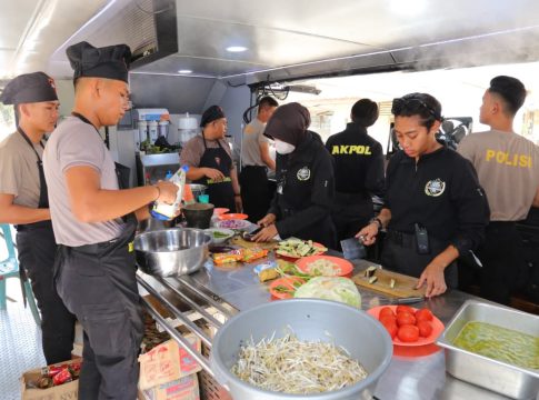 Taruna Akpol Peserta Latsitardanus XLVI Bantu Operasional Dapur Lapangan di POSCO Pengungsian Aceh Tamiang