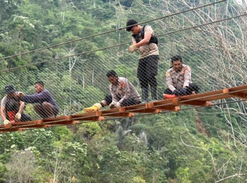 Polres Gayo Lues Selesaikan Pembangunan Jembatan Gantung di Dusun Begade Empat