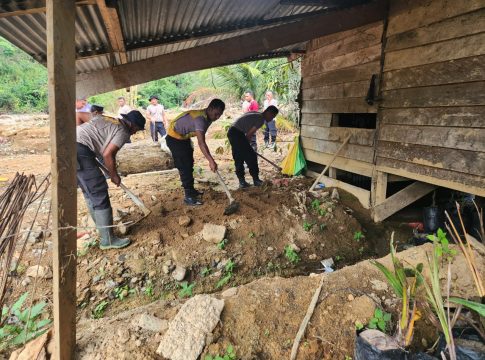 Polsek Celala Gotong Royong Bantu Warga Terdampak Banjir Bandang dan Longsor di Kuyun Lah