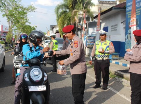 Satreskrim Polres Aceh Barat dan Bhayangkari Bagikan 50 Paket Takjil di Ujong Baroh