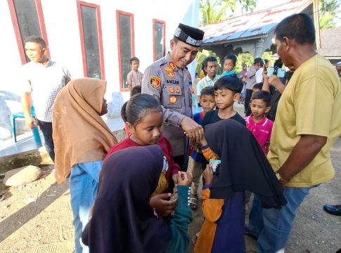 Salurkan Bantuan untuk Warga Banjir di Nisam, Kapolres Lhokseumawe Ceriakan Anak-Anak dengan Hafalan Al-Qur’an dan Sholawat