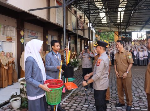 Hari Pertama Masuk Sekolah, Kapolres Aceh Tengah Ajak Siswa Gemar Baca Alquran dan Hindari Bullying