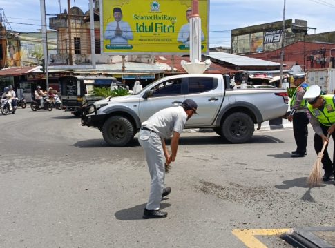 Respons Cepat Satlantas Polres Aceh Barat Tangani Tumpahan Minyak, Cegah Potensi Kecelakaan di Simpang Pelor