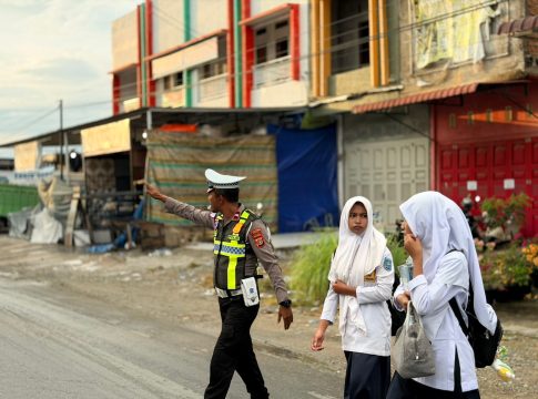 Polantas Abdya Atur Lalin Pagi di Depan Sekolah, Bantu Anak Menyeberang dan Cegah Macet