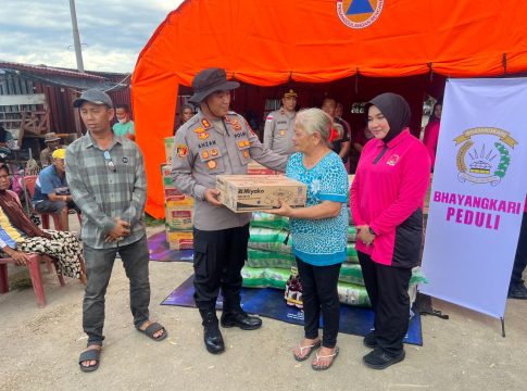 Kapolres Lhokseumawe Bantu Korban Kebakaran Komplek Pardede, Warga Merasa Terbantu dan Kuat