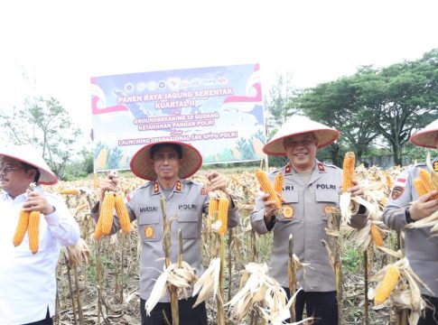 Kapolda Aceh Hadiri Panen Raya Jagung Serentak Kuartal II dan Salurkan Bibit Jagung kepada Kelompok Tani di Aceh Singkil