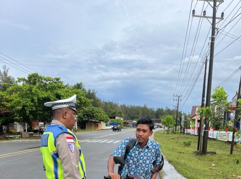 Satlantas Polres Aceh Jaya Berikan Teguran Humanis kepada Pengendara Tidak Tertib Berlalu Lintas