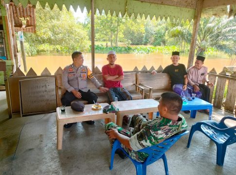 Sambangi Warga di Warung Kopi, TNI-Polri Perkuat Sinergitas Jaga Kamtibmas di Pante Ceureumen