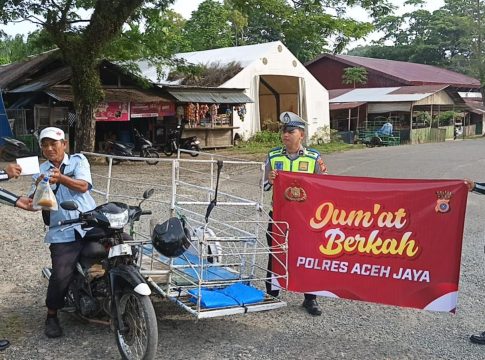 Satlantas Polres Aceh Jaya Laksanakan Jumat Berkah, Salurkan Bantuan Sosial kepada Masyarakat