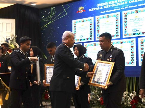 Bekerja Melebihi Tugas Pokok, Dua Personel Bidhumas Polda Aceh Terima Penghargaan pada Hari Bhayangkara ke-80
