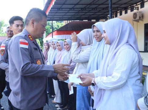 Sebagai Wujud Kepedulian Pimpinan, Kapolres Aceh Utara Berikan Tali Asih Kepada 25 Orang PHL
