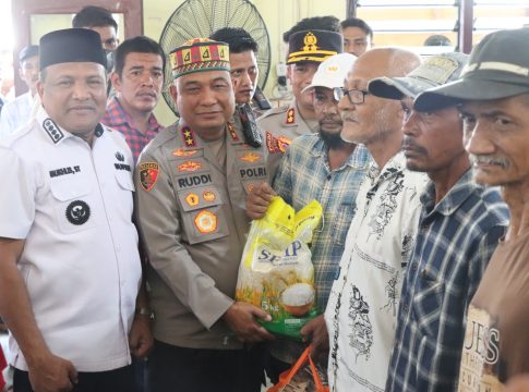 Kapolda Aceh Serahkan 1.000 Paket Sembako untuk Masyarakat Terdampak Bencana di Bireuen