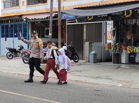 Bhabinkamtibmas Gp.Cot Ba’u Atur Lalu Lintas di SD Negeri 04 Sabang