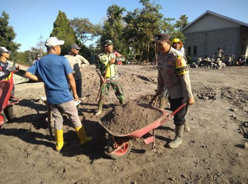 Bhabinkamtibmas Polsek Wih Pesam Gotong Royong Bersama Warga Bangun Kebersamaan di Kampung Kebun Baru