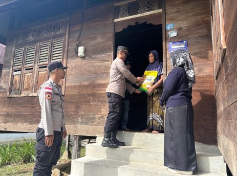 Jumat Berkah, Kapolsek Kluet Selatan Salurkan Bantuan Sembako kepada Lansia dan Warga Kurang Mampu